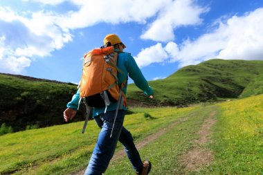 Genç kadın yüksek irtifa dağ izi hiking