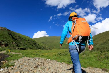 yüksek irtifa dağ izi hiking backpacking kadın