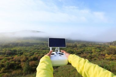 eller dronun ormandaki uzaktan kumanda ile 
