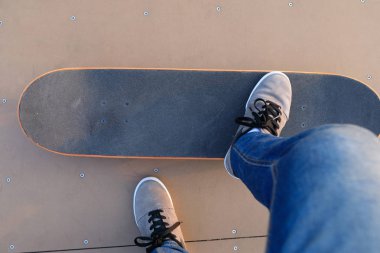 kaykaycı bacaklar skatepark rampa üzerinde kaykay