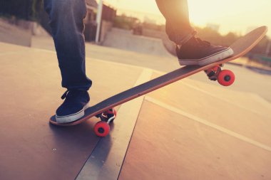 kaykaycı bacaklar skatepark rampa üzerinde kaykay