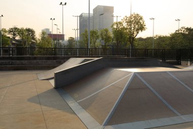 Gündüz sırasında boş skatepark rampa