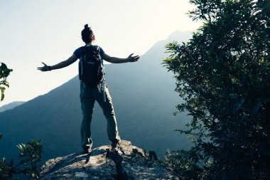 dağın tepesinden manzarayı başarılı kadın backpacker