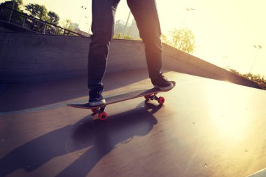 kaykaycı bacaklar skatepark rampa üzerinde kaykay