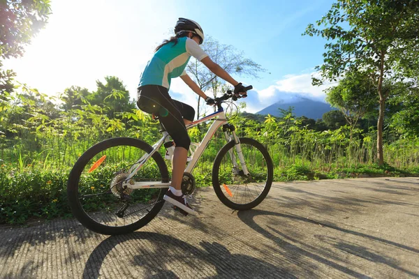 Ciclista Joven Ciclista Sendero Del Bosque Amanecer — Foto de Stock