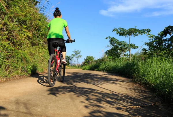 Female Cyclist Riding Mountain Bike Country Road — Stock Photo, Image