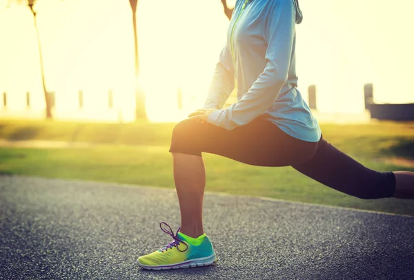 Junge Fitness Frau Wärmt Sich Park Auf — Stockfoto