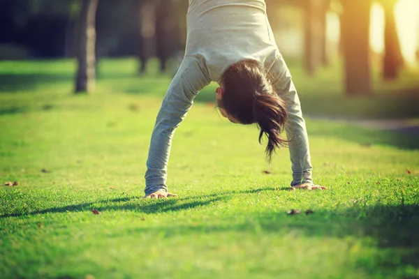 Jonge Vrouw Beoefenen Handstand Park Weide — Stockfoto