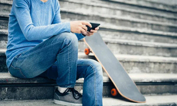 Skateboarder Utilizzando Smartphone Mentre Seduto Sulle Scale Della Città Con — Foto Stock