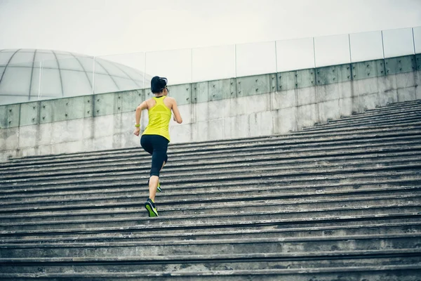 Üst Katta Çalışan Genç Fitness Sportif Kadın — Stok fotoğraf