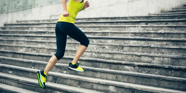 Junge Fitness Sportlerin Rennt Treppe Hinauf — Stockfoto