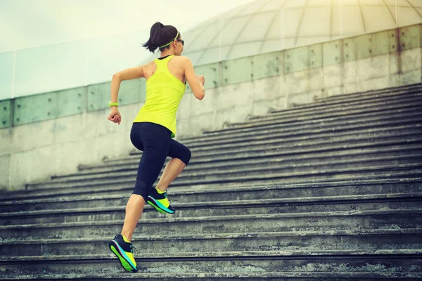 Unga Fitness Sportig Kvinna Kör Övervåningen — Stockfoto