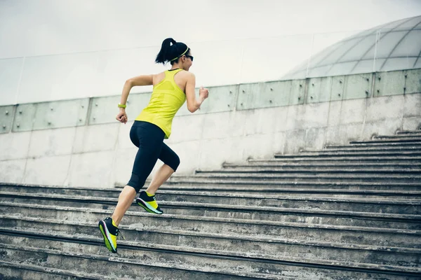 Junge Fitness Sportlerin Rennt Treppe Hinauf — Stockfoto