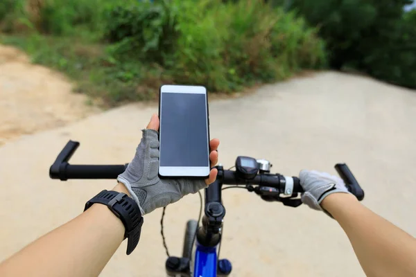 Cycliste Utiliser Smartphone Pour Navigation Devant Carrefour Pour Choisir Bonne — Photo