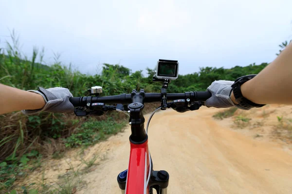 Cyklist Händerna Styret Mountainbike Landsväg — Stockfoto