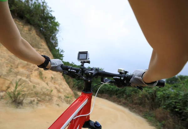 Cyklist Händerna Styret Mountainbike Landsväg — Stockfoto
