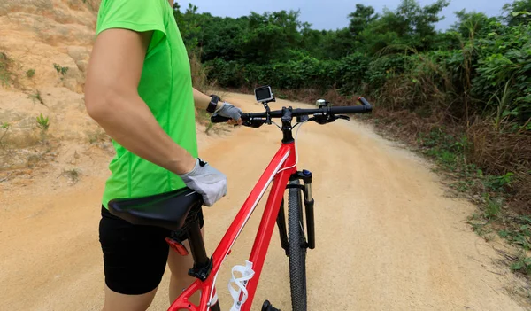 Dağ Bisikleti Ülke Yolda Ile Kadın Bisikletçi — Stok fotoğraf