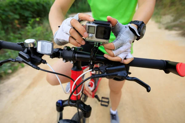 Junge Frau Montiert Action Kamera Auf Mountainbike — Stockfoto