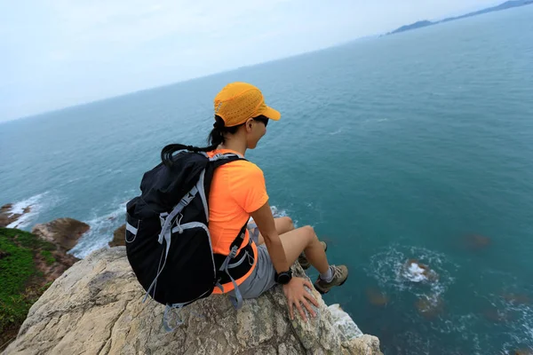 Woman Backpacker Enjoying View Seaside Mountain Top — Stock Photo, Image