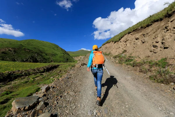 Zaino Spalla Donna Piedi Sul Sentiero Montagna Alta Quota — Foto Stock