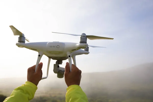 Női Kezek Gazdaság Drone Kész Repülő — Stock Fotó