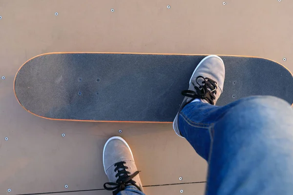 Gambe Skateboarder Skateboard Sulla Rampa Skatepark — Foto Stock