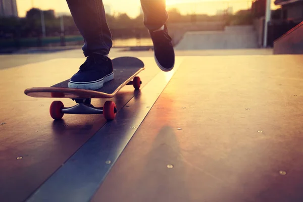 Kaykaycı Bacaklar Skatepark Rampa Üzerinde Kaykay — Stok fotoğraf
