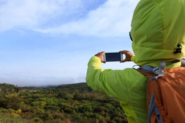 Kvinna Vandrare Att Bild Med Smartphone Vackra Landskap — Stockfoto