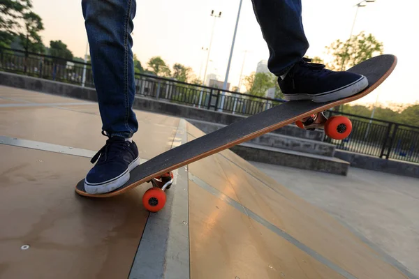 Kaykaycı Bacaklar Skatepark Rampa Üzerinde Kaykay — Stok fotoğraf