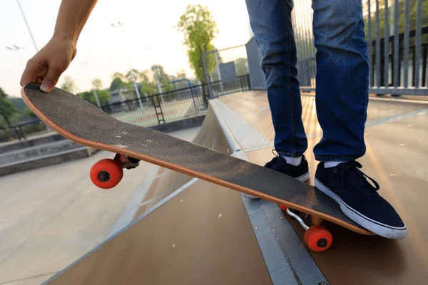 Skateboarder Benen Skateboarden Skatepark Oprit — Stockfoto