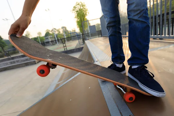 Kaykaycı Bacaklar Skatepark Rampa Üzerinde Kaykay — Stok fotoğraf