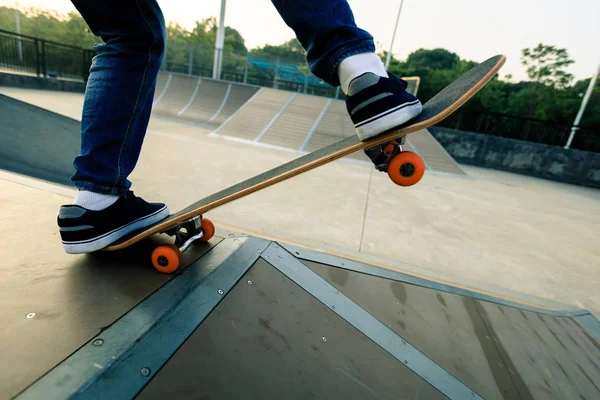 kaykaycı bacaklar skatepark rampa üzerinde kaykay