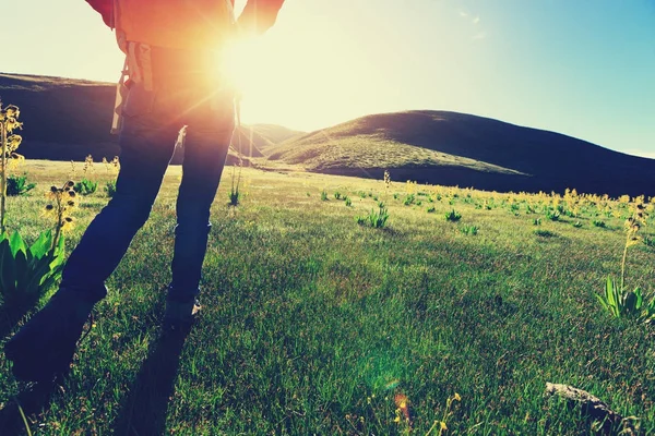 Backpacken Vrouw Wandelen Bergen Van Zonsopgang — Stockfoto