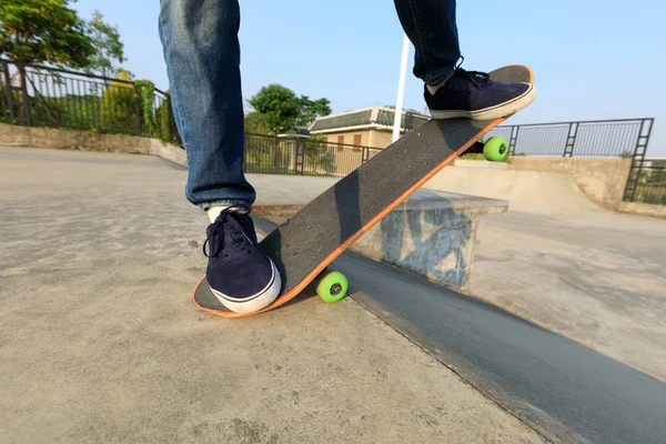 Kaykaycı Bacaklar Skatepark Üzerinde Kaykay — Stok fotoğraf