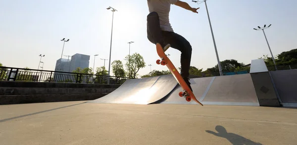 Πόδια Skateboarder Σκέιτμπορντ Στο Skatepark — Φωτογραφία Αρχείου