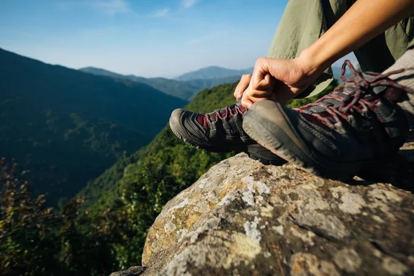 Framgångsrik Kvinna Hiker Knyta Skosnöre Bergets Topp — Stockfoto