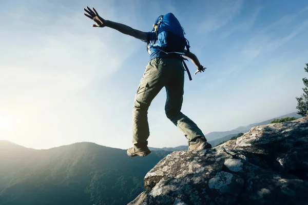 Dappere Vrouw Wandelaar Wandelen Aan Rand Bergtop — Stockfoto