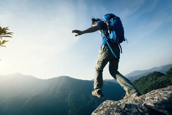 Dappere Vrouw Wandelaar Wandelen Aan Rand Bergtop — Stockfoto