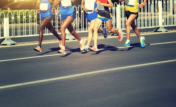 Kvinnliga Och Manliga Maratonlöparna Körs City Road — Stockfoto