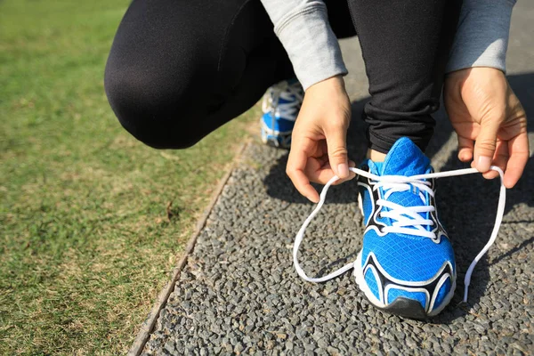 Unga Fitness Kvinna Knyta Skosnöre Vägen Tropisk Park — Stockfoto