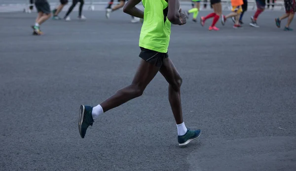 Şehir Yolunda Koşan Maraton Koşucusu Bacakları — Stok fotoğraf