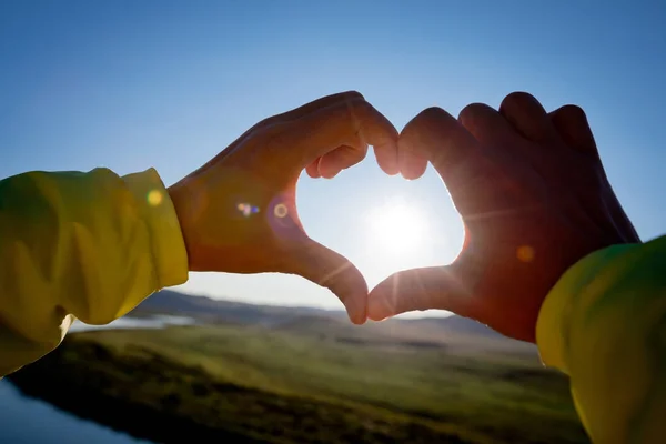 Mâini Umane Care Fac Semn Formă Inimă Cerul Apusului Soare — Fotografie, imagine de stoc