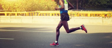 maraton koşucusu şehir yolda çalışan bacakları