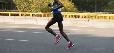 maraton koşucusu şehir yolda çalışan bacakları