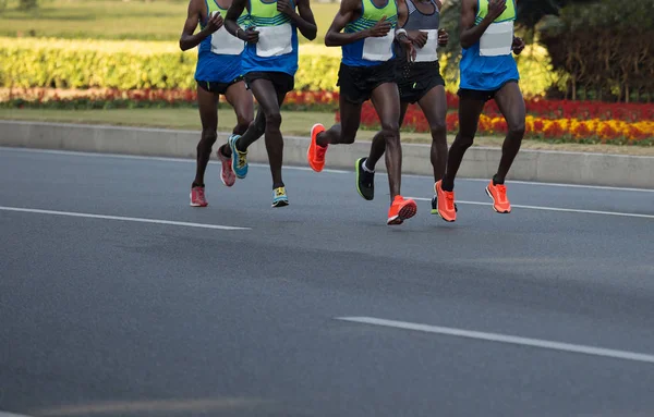 市の道路上で実行マラソン ランナーの足 — ストック写真