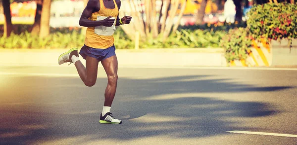 Piernas Del Corredor Maratón Corriendo Por Carretera Ciudad — Foto de Stock