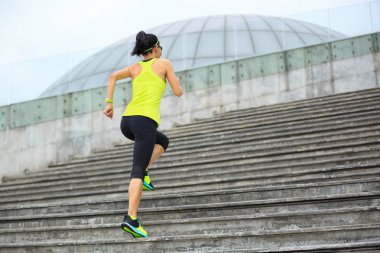 Üst katta çalışan genç fitness sportif kadın