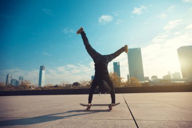 Bayan kaykaycı City kaykay üzerinde de amuda