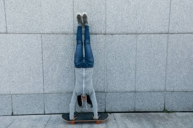 Bayan kaykaycı duvara kaykay üzerinde de amuda