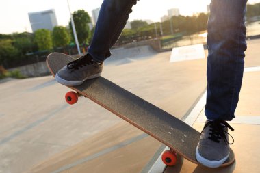 kaykaycı bacaklar skatepark rampa üzerinde kaykay sürme